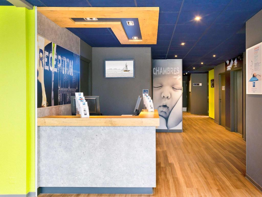 El ibis budget Saint Malo Centre se encuentra a 25 minutos a pie de la playa de Saint-Malo y a 2,8 km del Grand Aquarium.