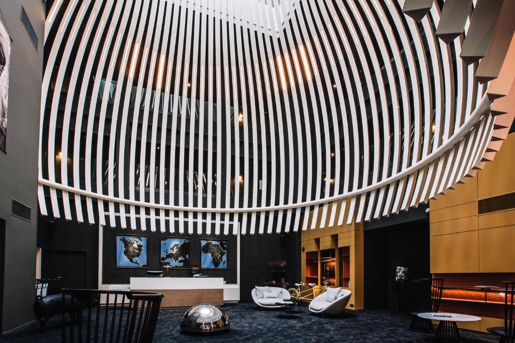 Located in the walled city of Saint Malo, a 5-minute walk from Saint-Malo Harbour, Golden Tulip Saint Malo offers free WiFi and a restaurant.