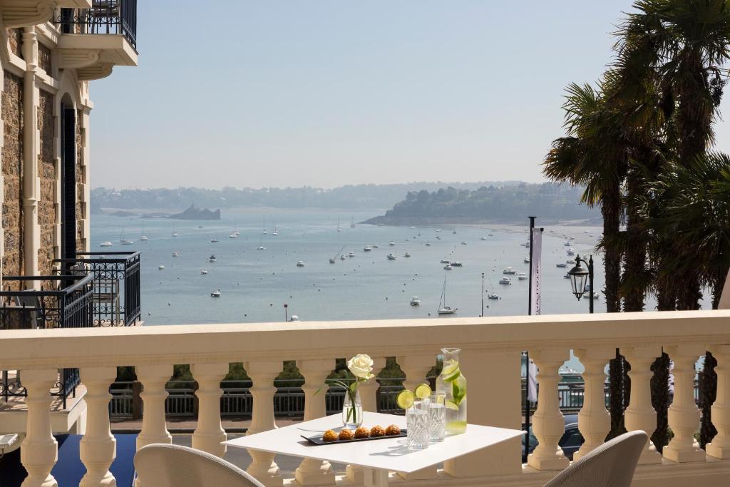 Entièrement rénové en 2018, le Grand Hôtel Barriere est situé sur le front de mer à Dinard, face à la ville de Saint-Malo.