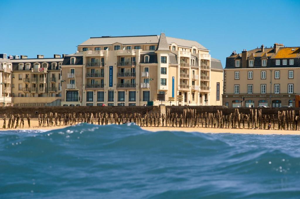 Questo hotel fronte mare si trova a soli 5 minuti a piedi dal centro storico di Saint-Malo e a 950 metri da Saint-Malo Marina.