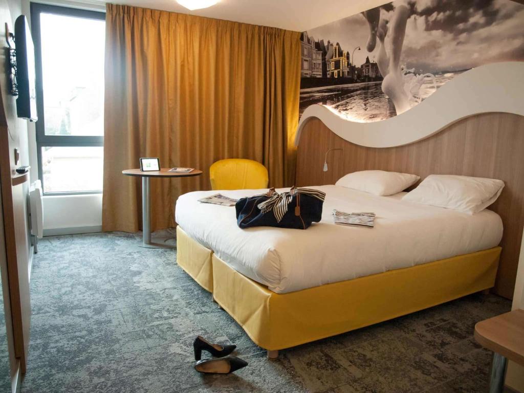 Offering a snack bar and free WiFi, ibis Styles Saint Malo Port is located in Saint Malo, less than a 10-minute walk from the sandy beaches and 1 km from...