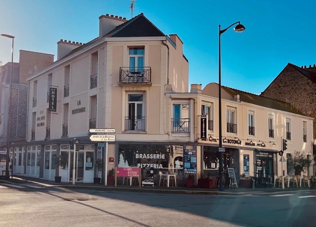 Questo hotel si trova nella località balneare di Saint-Malo, a 50 metri dalla spiaggia. La connessione Wi-Fi gratuita e la TV sono...