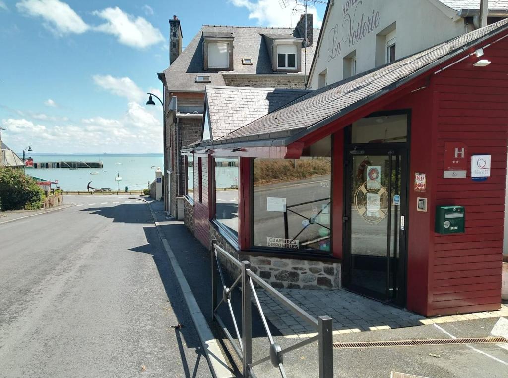 Set in the coastal city of Cancale,this hotel offers modern accommodation, just 300 metres from the beach. Guests have free Wi-Fi internet access.
