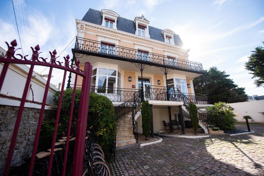 Located beside the sea in Saint Malo, Hotel La Villefromoy is an attractive mansion situated in a residential district of the city.