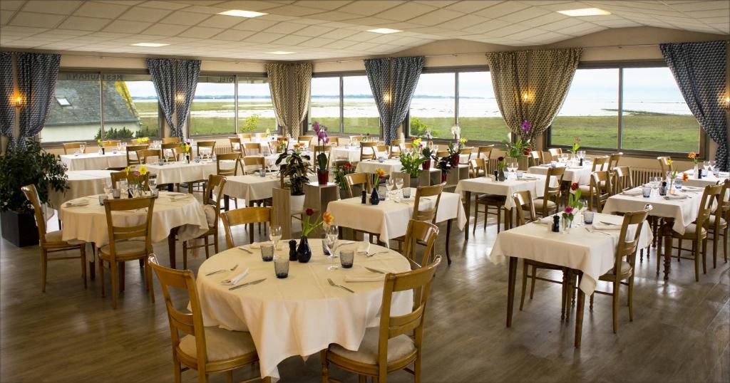 Located by the English Channel, 35 km from Mont Saint Michel, Logis Hôtel Le Bretagne offers a local restaurant specialized in sea food and a bar.