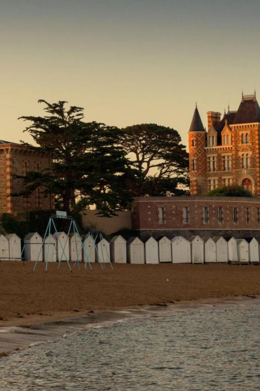 Face à la plage, Le Nessay propose un hébergement 4 étoiles à Saint-Briac-sur-Mer et propose des vélos gratuits, un jardin et un salon commun.