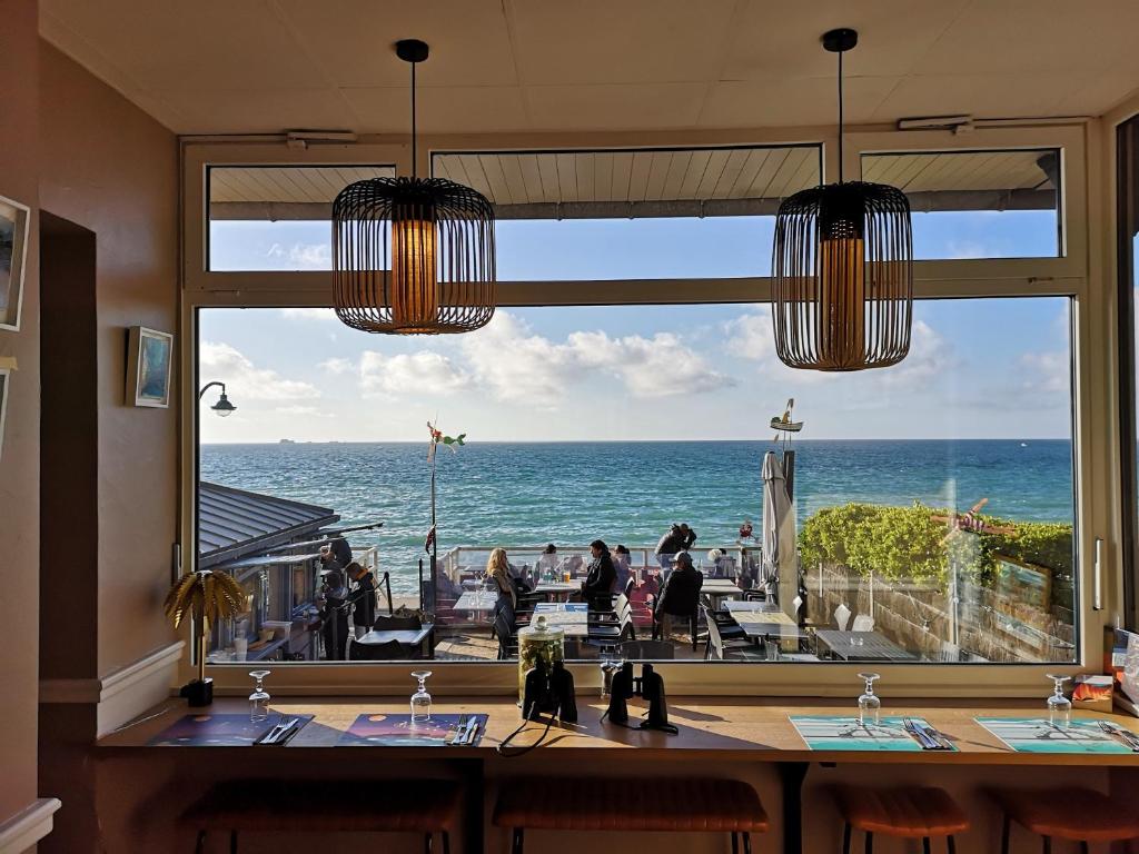 Les Charmettes, on the seafront in the Brittany town of Saint-Malo, offers direct beach access and a guests can sample a drink at the beach bar.