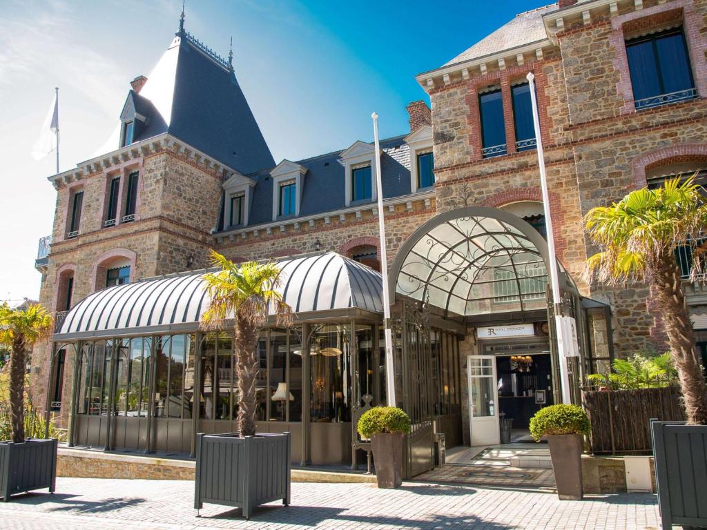 Localizado na cidade de Dinard, a 30 metros da praia e perto de Saint Malo, o Royal Emeraude totalmente renovado combina um ambiente Belle Époque com...