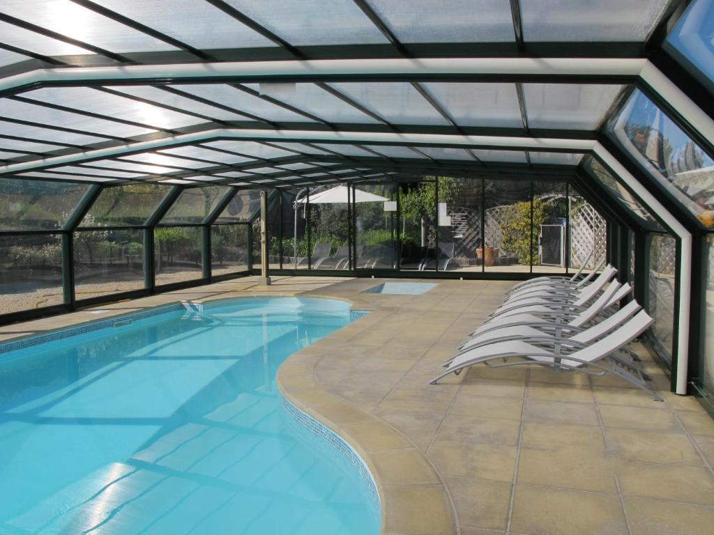 Situato in un parco fiorito, a 1 km dal porto e dalla pittoresca città portuale di Cancale, l'Hotel Nuit et Jour offre un centro benessere, sauna, piscina e...