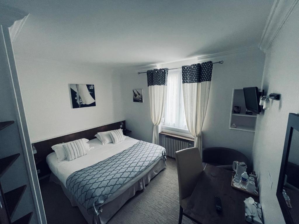 O hotel está idealmente situado numa zona calma do velho Saint Malo, perto da praia, da principal área comercial e do terminal de Ferry.