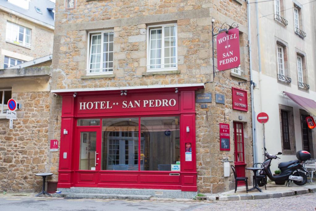 Hôtel San Pedro is located in Saint Malo, 50 metres from the beach and 400 metres from Saint-Malo Marina.