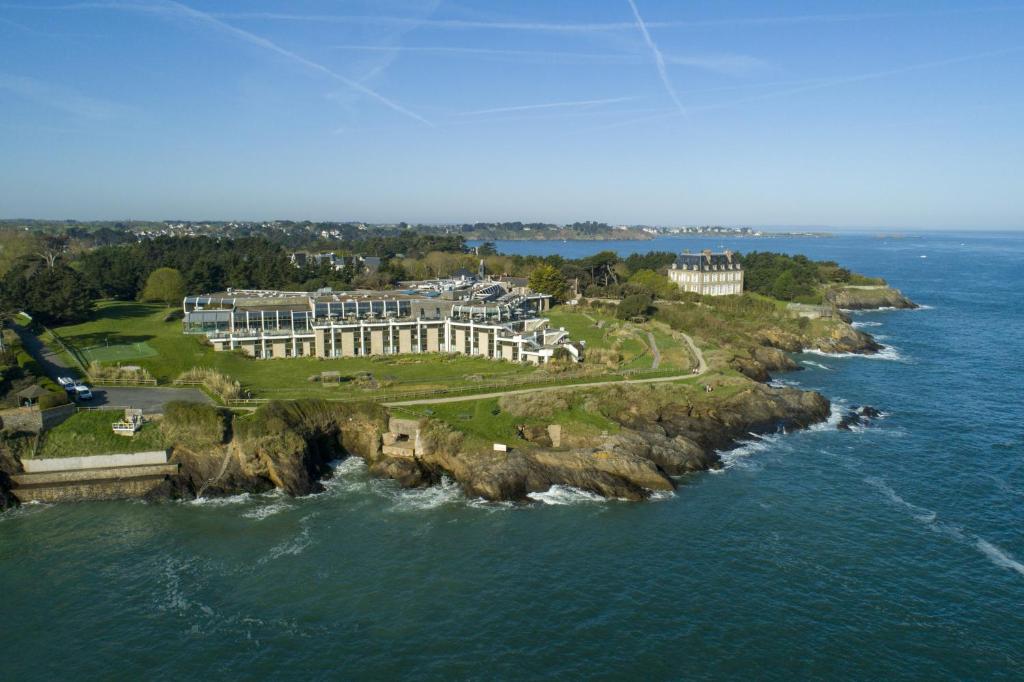 Located nearby the Emerald Coast, this 4-star hotel with thalassotherapy centre is located between Mont St Michel and Cape Frehel.