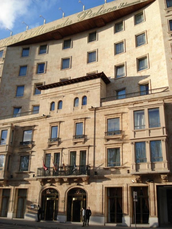 Le moderne et luxueux palais Alameda est situé à seulement 300 mètres du centre de Salamanque.