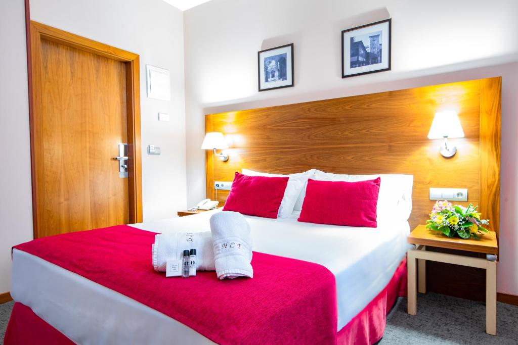 In the historical centre of the city, this elegant 4-star hotel is situated right on the banks of the Rio Tormes, near the Roman Bridge.