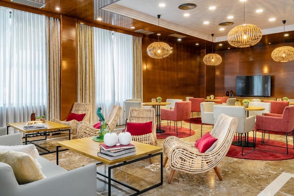 Vincci Ciudad de Salamanca is within a 25-minute walk of Salamanca Cathedral and Plaza Mayor.