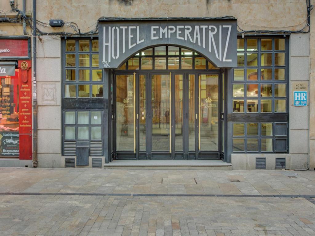 Situé dans la belle vieille ville de Salamanque, l'Hotel Emperatriz II propose des chambres avec salle de bains privative.