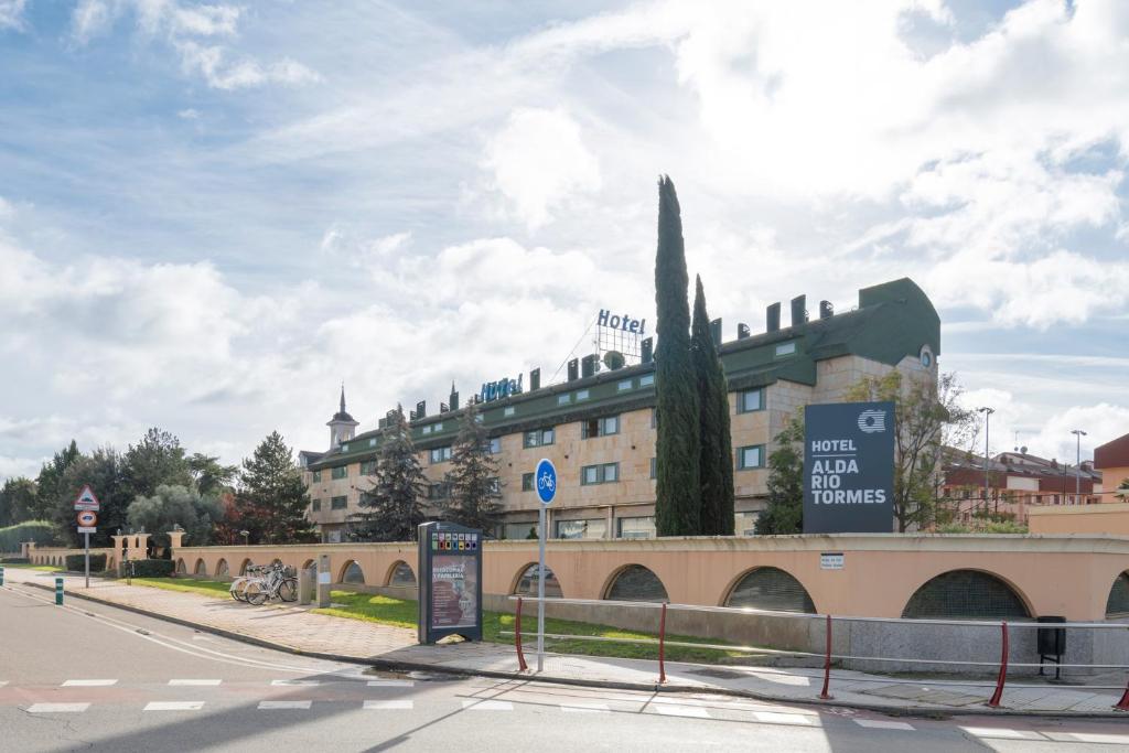 Hotel Alda Río Tormes has free Wi-Fi zone. It is located next to El Tormes Shopping Centre, 2 km from Salamanca’s historic centre.
