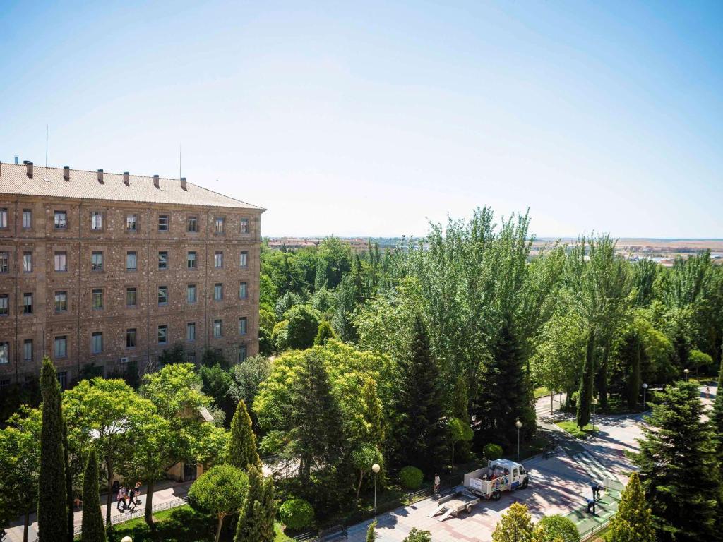 Ibis Salamanca est situé à côté du parc de Salamanca, à seulement 700 mètres de la Plaza Mayor et du centre-ville historique.