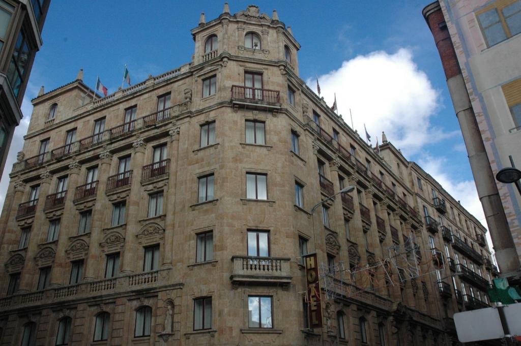 Hotel Monterrey features a Neoclassical Renaissance stone façade in the heart of Salamanca, just a 2-minute walk from the Main Square.