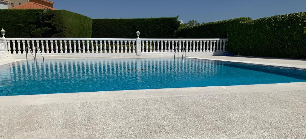Hotel Mozárbez Salamanca is located 5 minutes' drive from Salamanca and 500 metres from A66 Motorway.