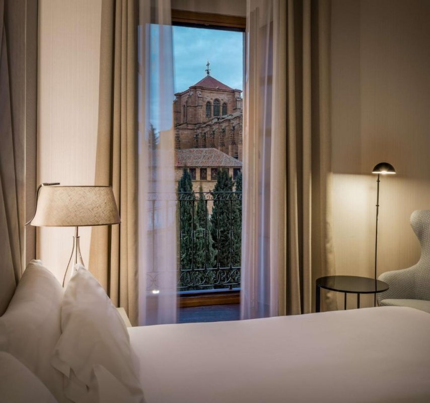 This elegant hotel is situated in the heart of historic Salamanca, opposite the beautiful Convento de los Dominicos. It offers free Wi-Fi throughout.
