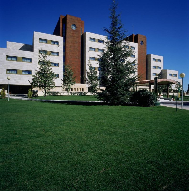 Enjoy amazing views over the ancient, monumental city from the hillside setting of this modern hotel, located on the left bank of the River Tormes.