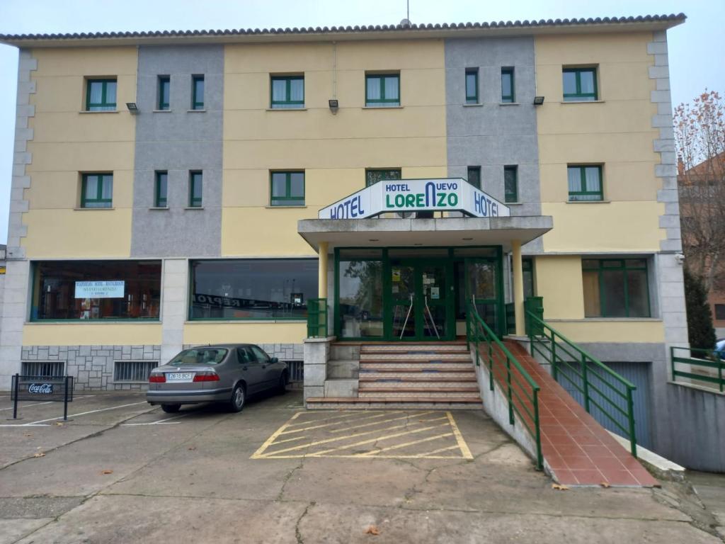 Situé à Salamanque, à 2,3 km de la Plaza Mayor Salamanca, l'Hotel Nuevo Lorenzo propose un hébergement avec un restaurant, un parking privé gratuit et un bar.
