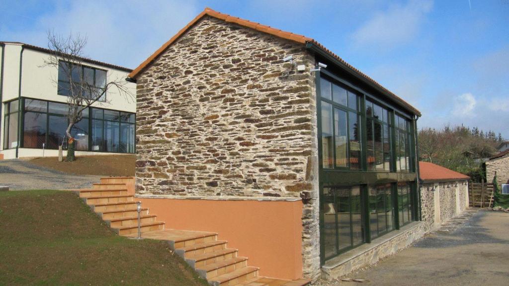 All rooms at Hotel Amenal include free Wi-Fi access. It is located just 5 km from Santiago de Compostela Airport, on the French Route of the St.