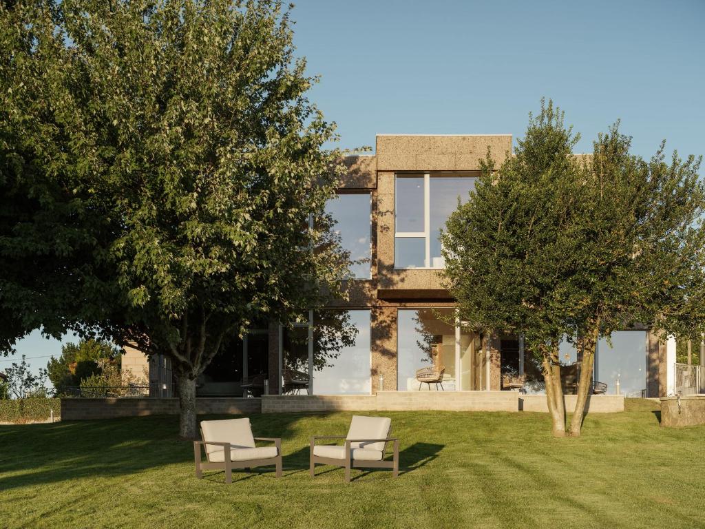 Situated in O Pedrouzo, 21 km from Santiago de Compostela Cathedral, Hotel Amiuka features accommodation with a garden, free private parking, a terrace and...