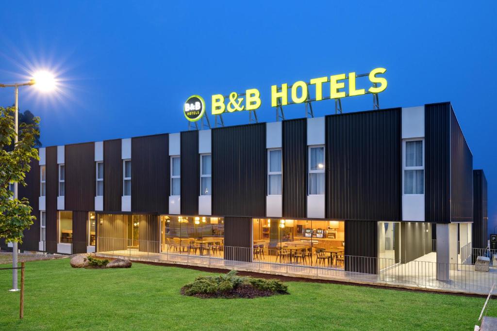 B&B HOTEL Santiago Milladoiro is set in Milladoiro, 7.7 km from Point view and 8.6 km from Santiago de Compostela Convention Center.