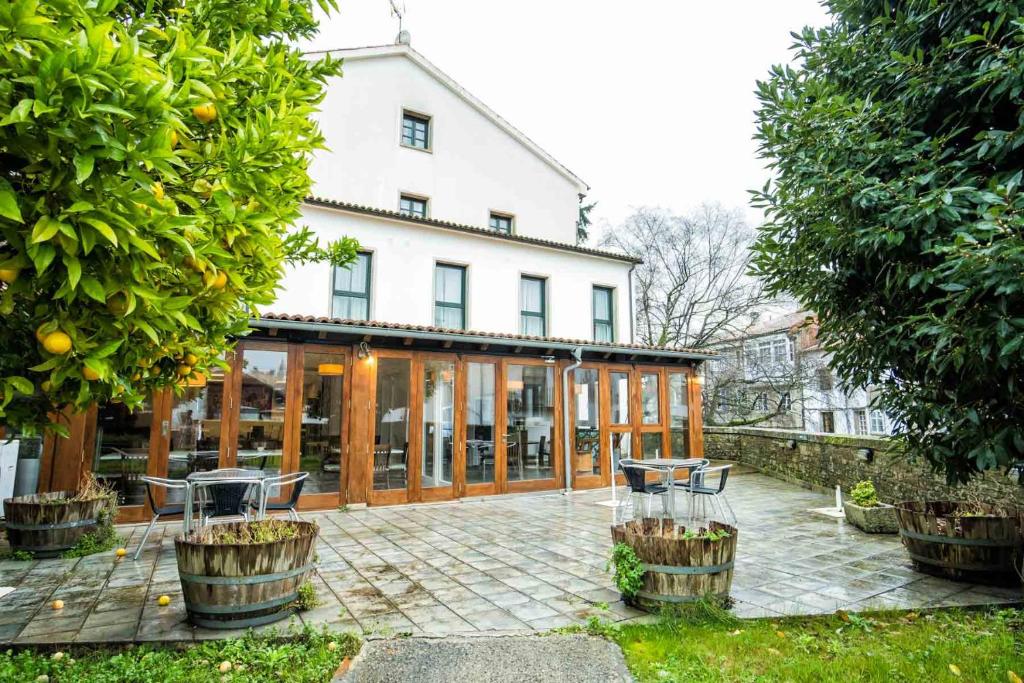 Located in the historical centre of Santiago de Compostela, this hotel is housed in a Galician manor house dating from the 18th century.