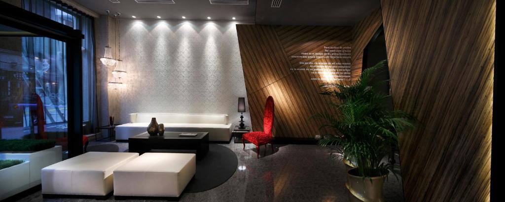 Offering free WiFi, a bar, and rooms with private terraces, Capitol Boutique Hotel is located in Santiago de Compostela’s Old Town, just 650 metres from...