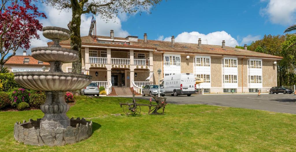 This hotel is situated a short distance from the centre of Santiago and near the Tambre and Costa Vella business districts.