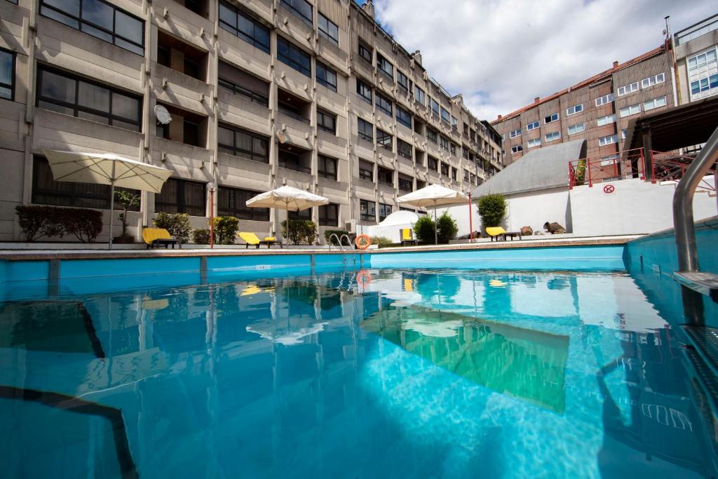 Eurostars Araguaney tiene una galería de arte, una piscina al aire libre, gimnasio y sauna. Ofrece habitaciones amplias con conexión WiFi gratuita y TV de pantalla plana.