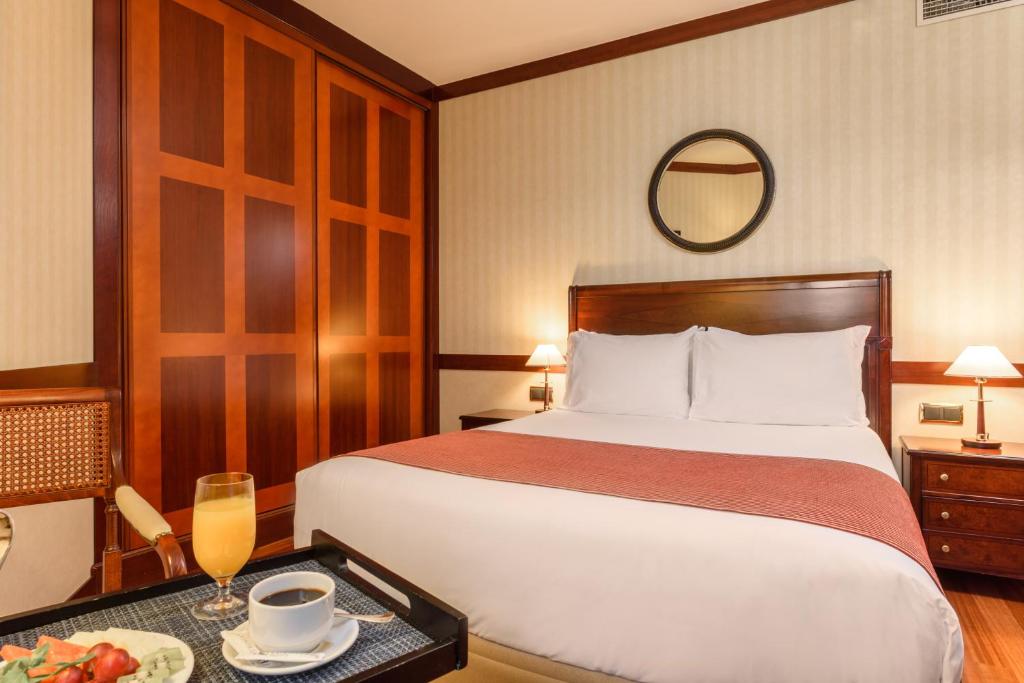 Eurostars Gran Hotel Santiago is in Santiago de Compostela, 20 minutes’ walk from the cathedral and city centre. It has easy access to the AP-9 Motorway.