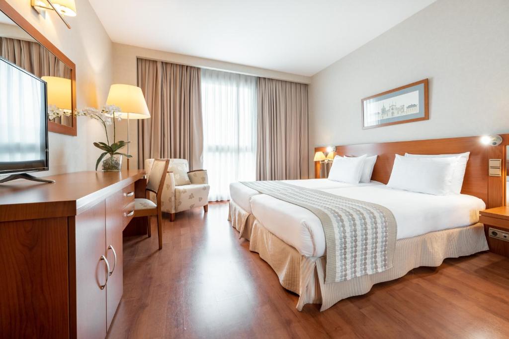 This modern hotel is in Santiago de Compostela’s San Lázaro District.