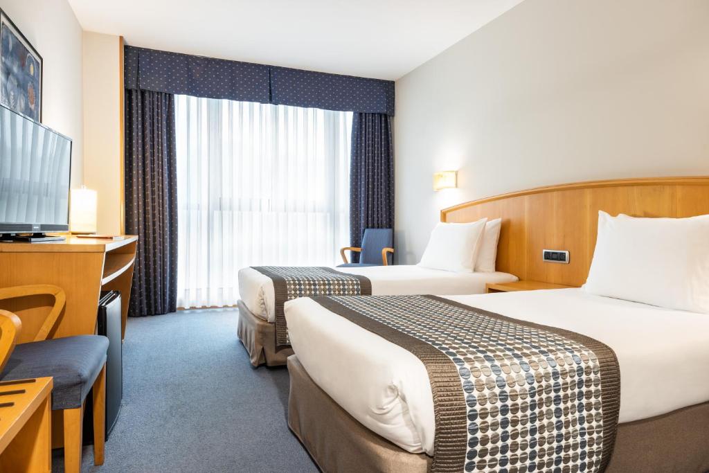The hotel with free Wi-Fi service is located inside the Área Central shopping center, entering through París street.
