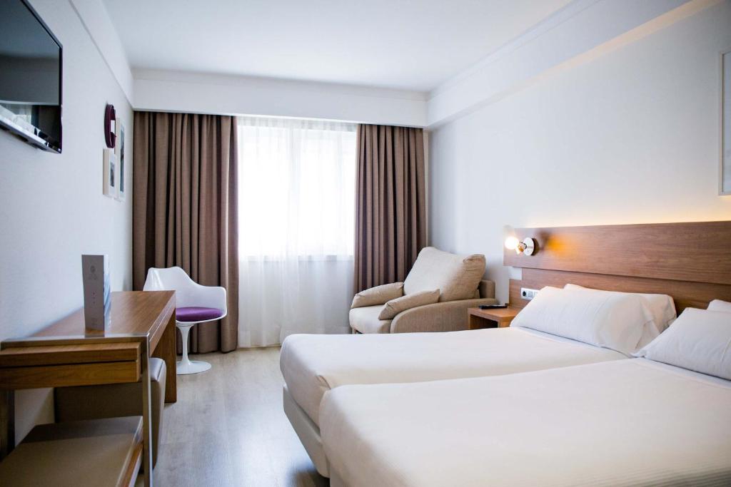 The modern Hotel Gelmírez is 10 minutes’ walk from Santiago de Compostela Cathedral and 3 minutes’ walk from the Train Station’s Airport Bus stop.