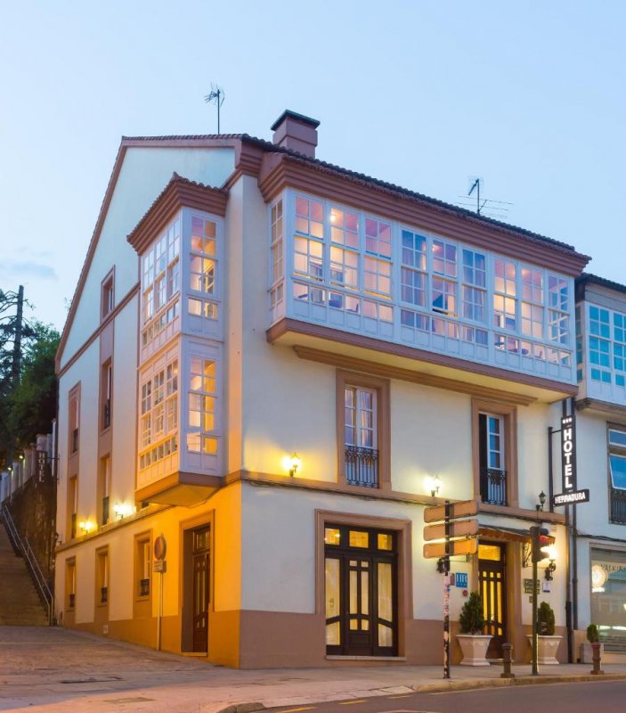 This charming hotel lies in central Santiago, next to Alameda Park and a 5-minute walk from Santiago Cathedral.