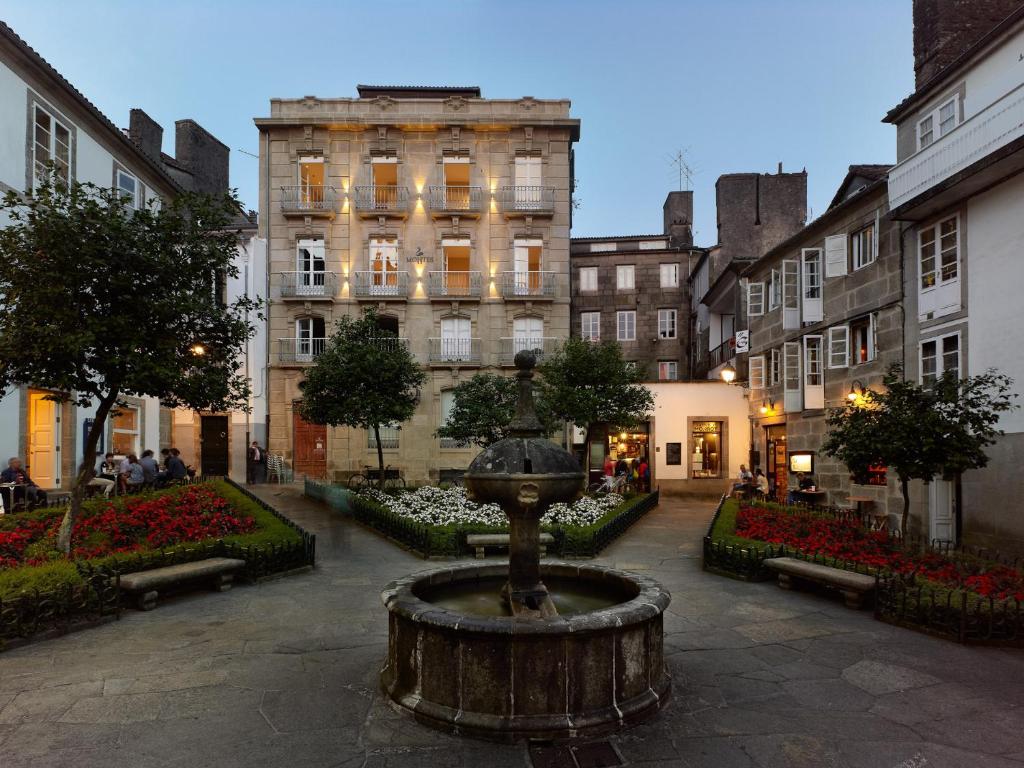 Situat în Piaţa Fonseca, Hotelul Montes este găzduit într-o clădire fermecătoare care datează din anii 1700, la doar 2 minute de mers pe jos de Catedrala Santiago.