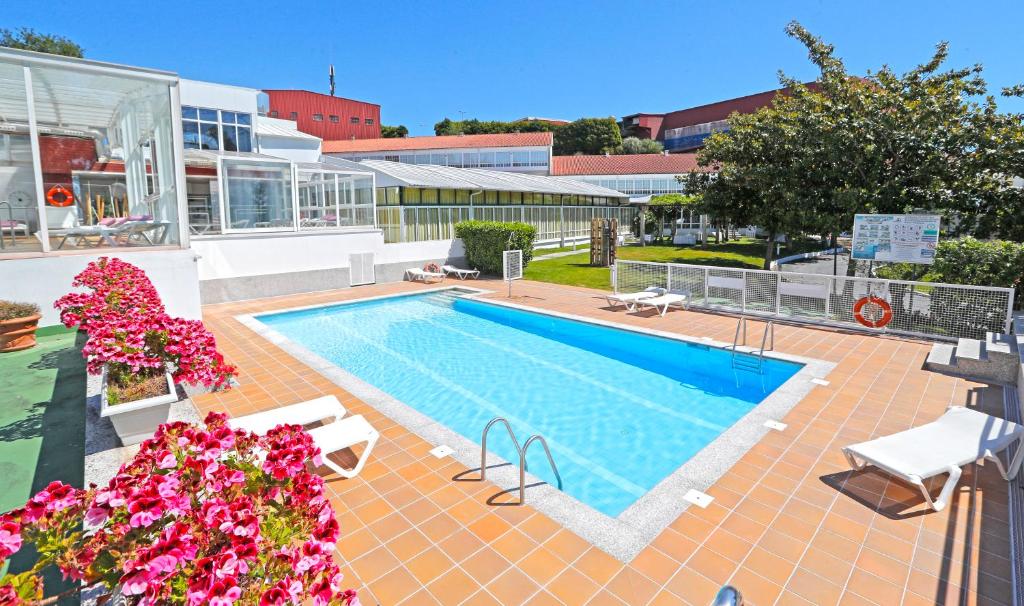 Das Hotel Congreso liegt günstig 15 Fahrminuten von Santiago de Compostela entfernt.