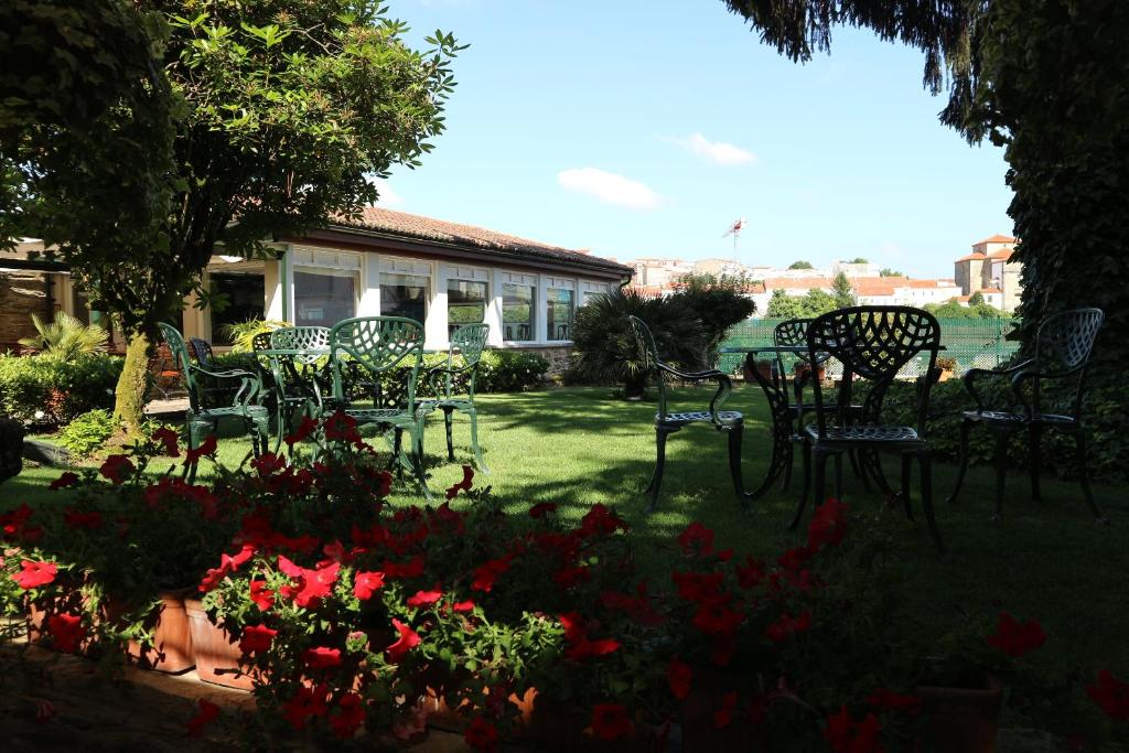 This charming hotel is located in Santiago de Compostela’s old town, next to Plaza de Abastos Market and 300 metres from the cathedral.