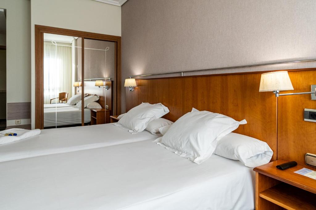 Hotel Ciudad de Compostela oferă cazare în Santiago de Compostela. Oaspeţii se pot bucura de barul de la faţa locului. Parcarea privată este disponibilă la proprietate.