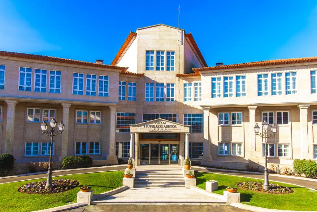 The luxurious 4-star Gran Hotel Los Abetos is set in the San Lazaro neighbourhood, offering impressive views of Santiago de Compostela.
