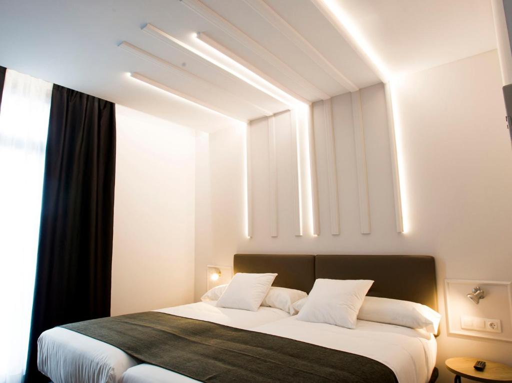 Located in the centre of Santiago de Compostela, the modern Hotel Lux Santiago offers free WiFi, a bar and a snack bar.