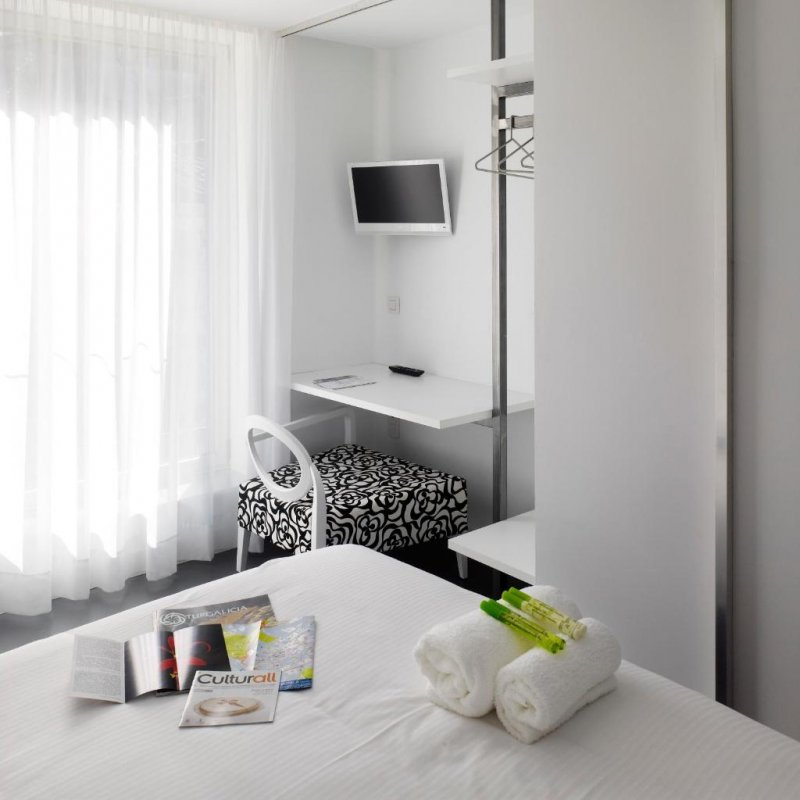 This hotel is located just 5 minutes’ walk from Santiago de Compostela Cathedral.