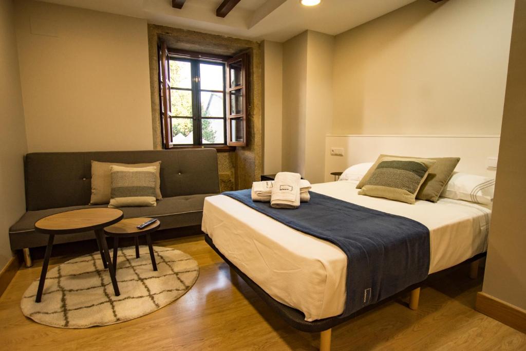 Well situated in the centre of Santiago de Compostela, hostal Nomade Santiago offers air-conditioned rooms, a restaurant, free WiFi and a bar.