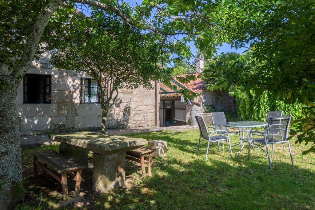 Situated in the small Galician town of Roxos, Asador de Roxos Casa Albardonedo features a charming garden and offers accommodation with heating and free...