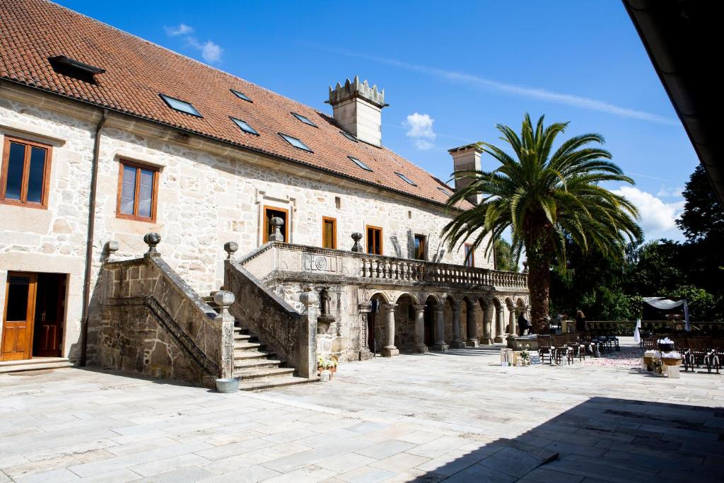Set in Padrón, 31 km from Santiago de Compostela Cathedral, Pazo Arretén offers accommodation with a garden, free private parking, a terrace and a...