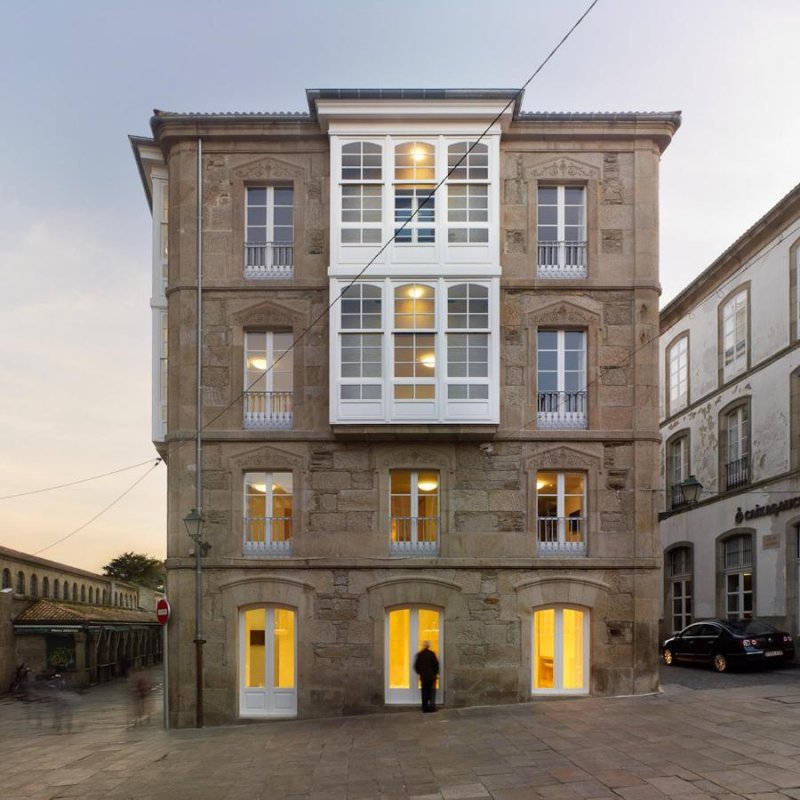 Pazo de Altamira este un mic hotel de design, situat într-o clădire istorică din Plaza de Abastos Square.